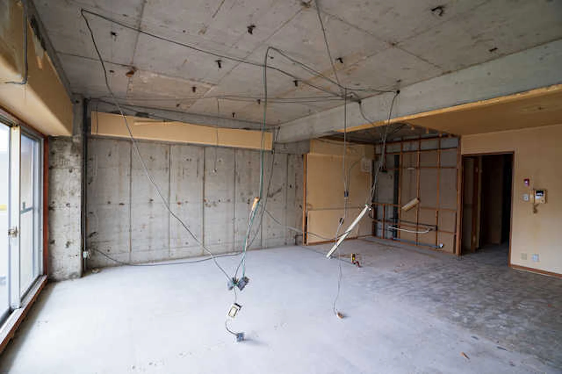 サムネイル：店舗の解体工事の費用相場とは？安くするコツや3つの種類ずつに解説