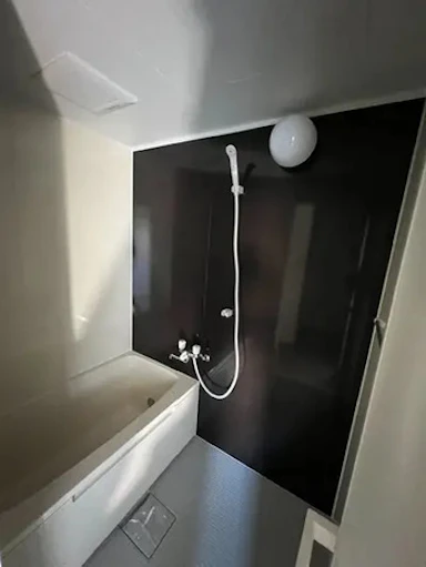 【55万円】アクセントカラーを活かしたお風呂へ