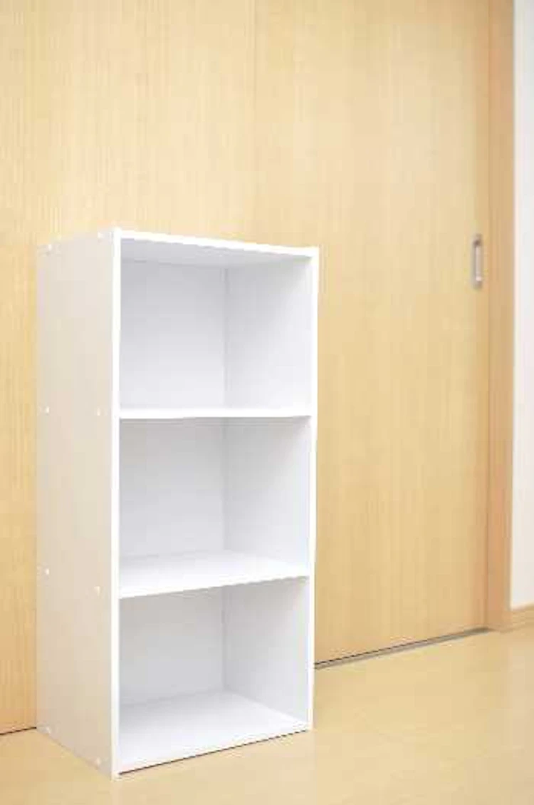 カラーボックスと天板を組み合わせる