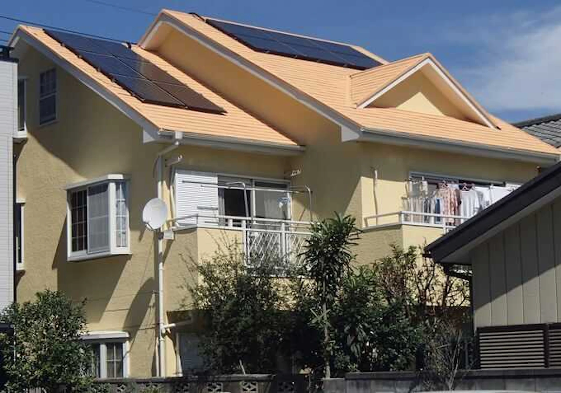 人気の屋根瓦・屋根材の色は？塗装する色によって室内の温度や遮熱効果の違いも！