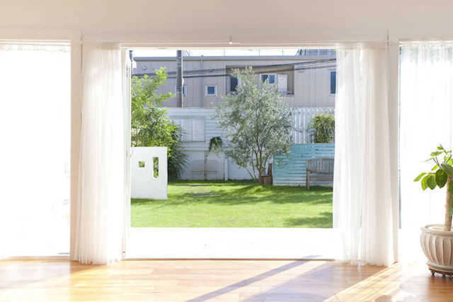 子供や犬が遊べる庭づくりのコツと注意点！ウッドデッキ・砂場などの実例やリフォーム費用も公開