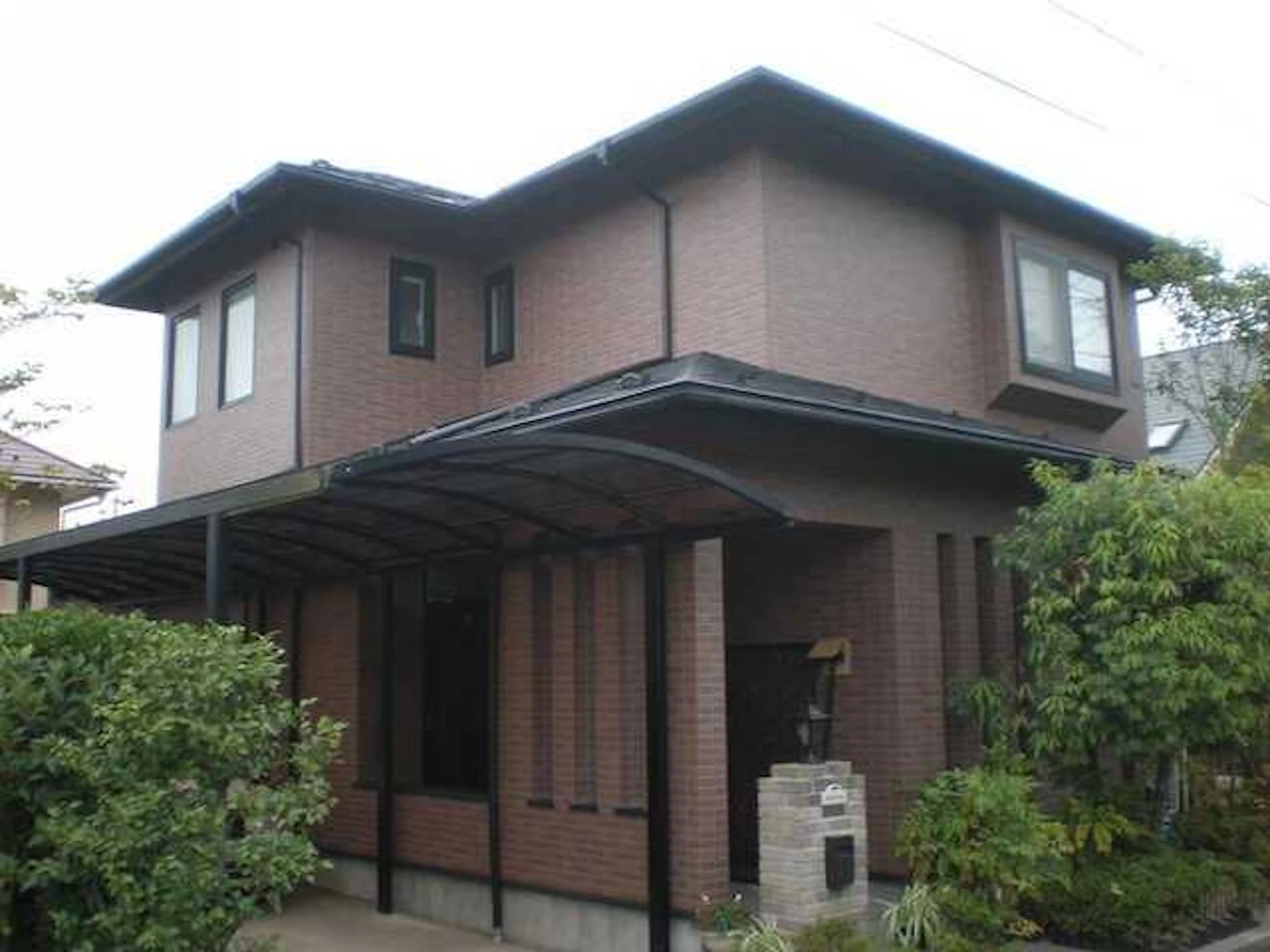 【事例1】 タイル調の外壁材でシックな雰囲気に