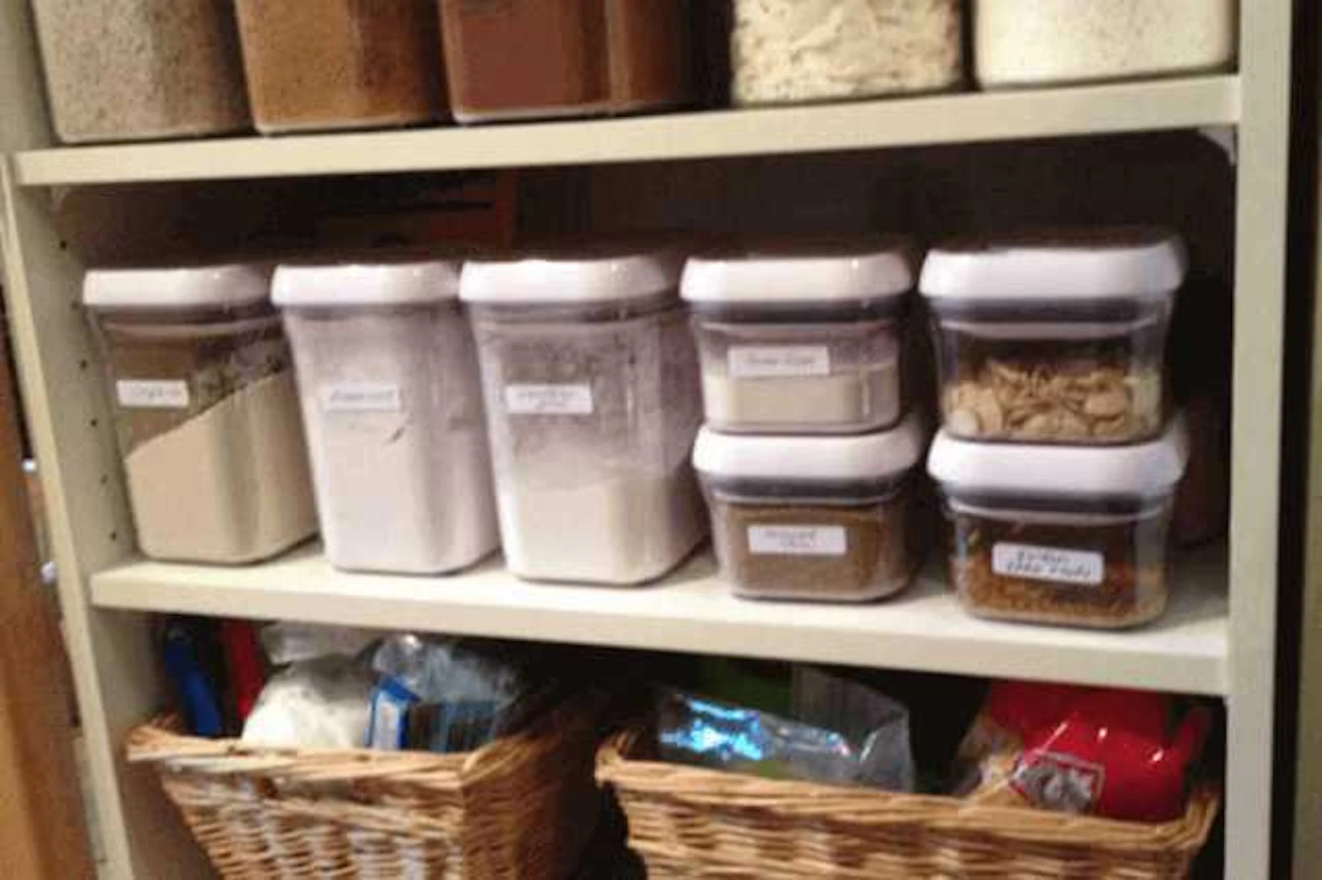 細かいモノは収納ボックスに入れる