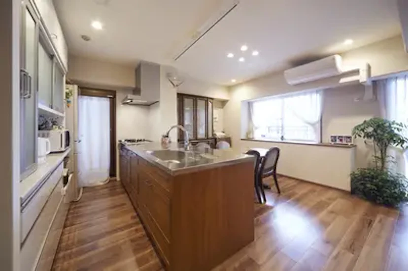 事例4：無垢材を使いアンティークテイストのキッチン