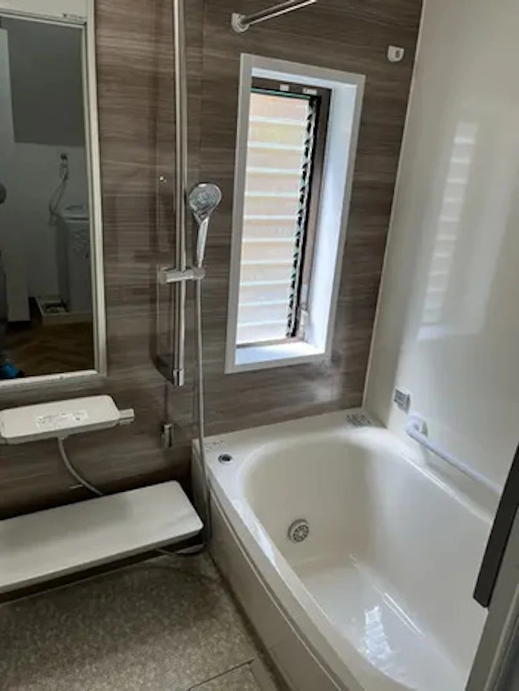 事例5：温かみのある木目調の浴室