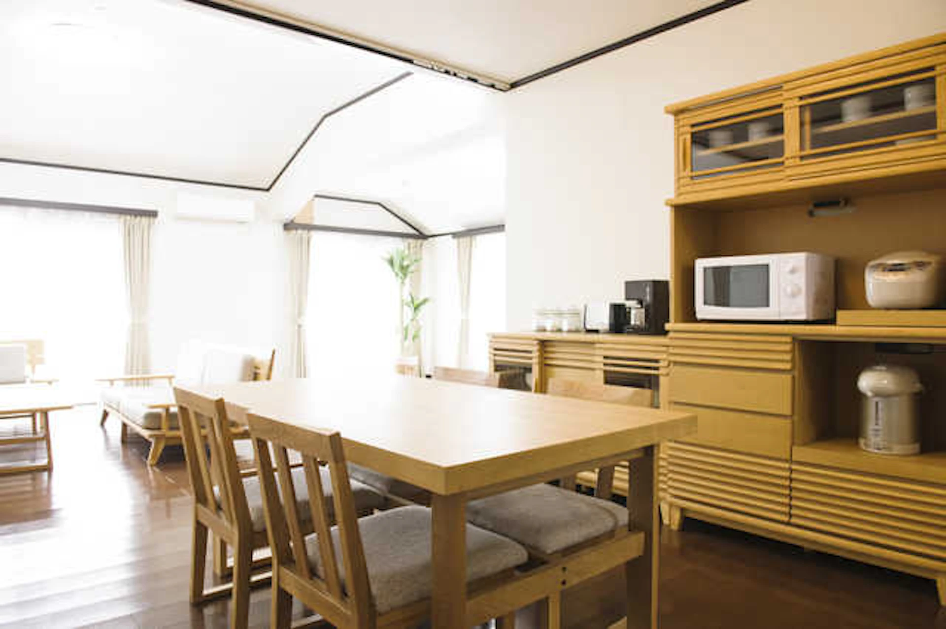 サムネイル:失敗しないダイニングテーブルの選び方!用途とサイズに合わせて♪