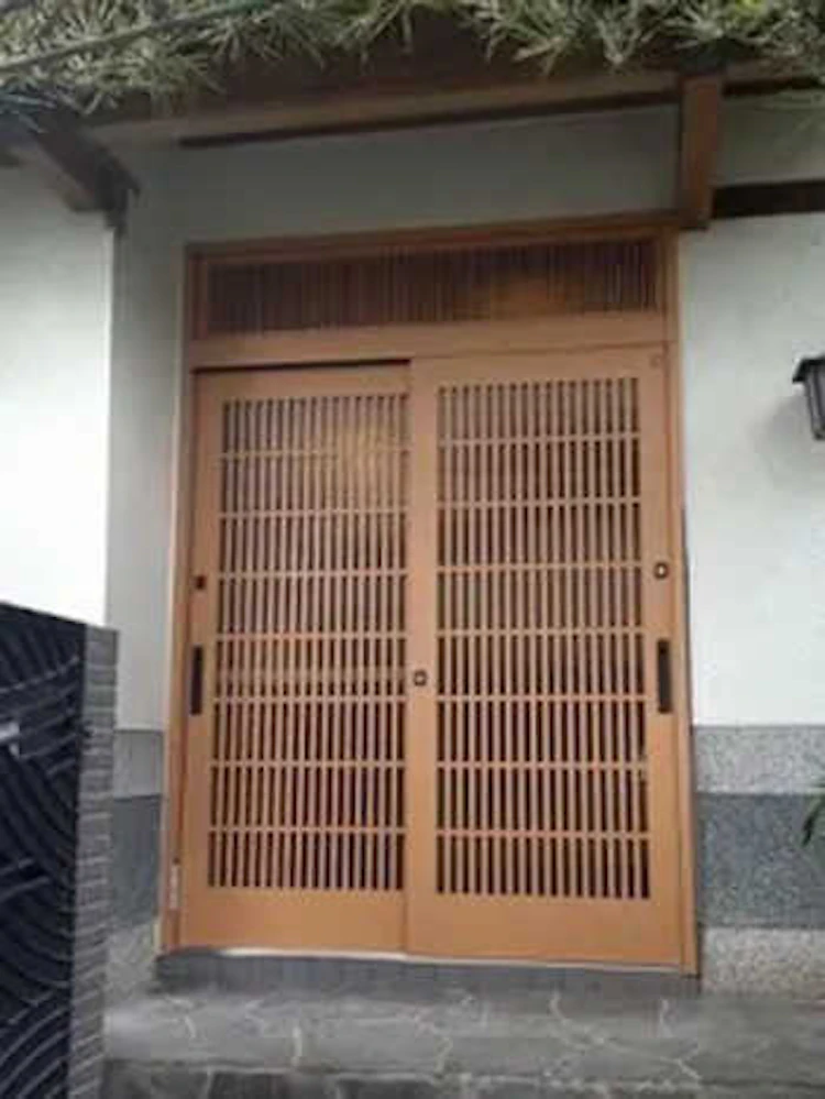 事例1：古くなった玄関を和モダンに