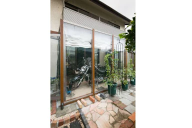 くつろぎ～バイクを眺めながら過ごすリビングでのひととき～