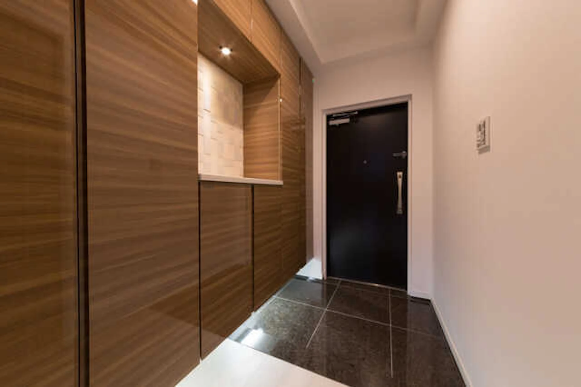 サムネイル：使いやすい玄関収納の種類とリフォーム費用相場