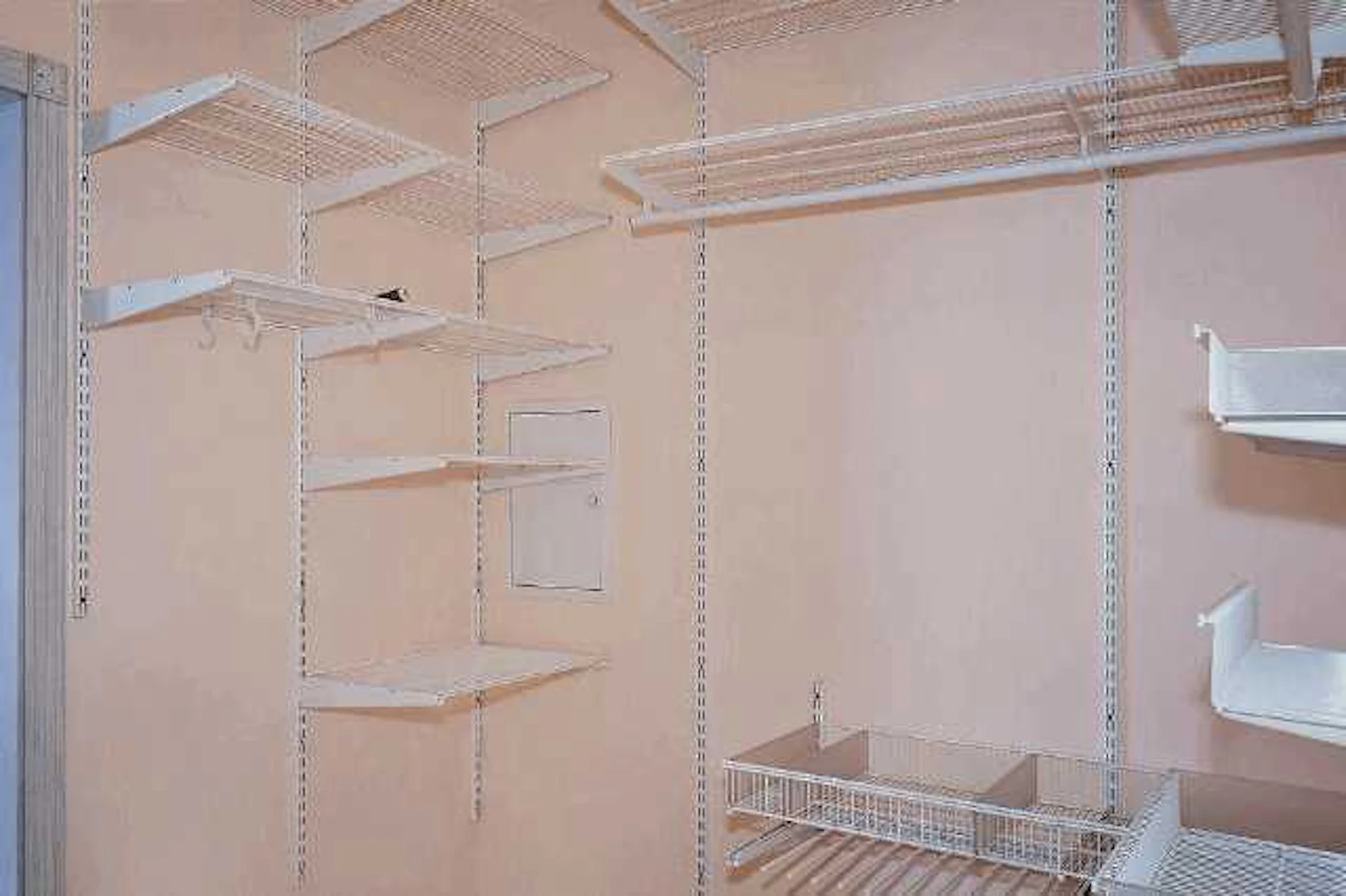 棚は可動性のあるタイプを