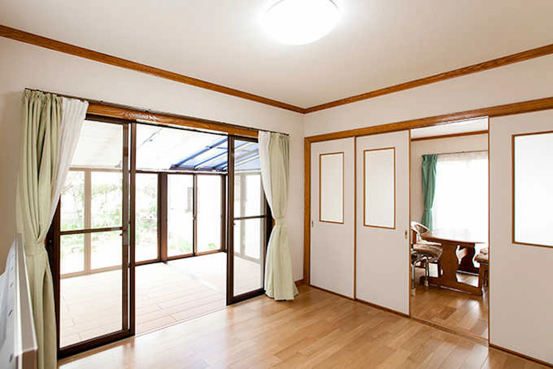 広いお庭にサンルームを