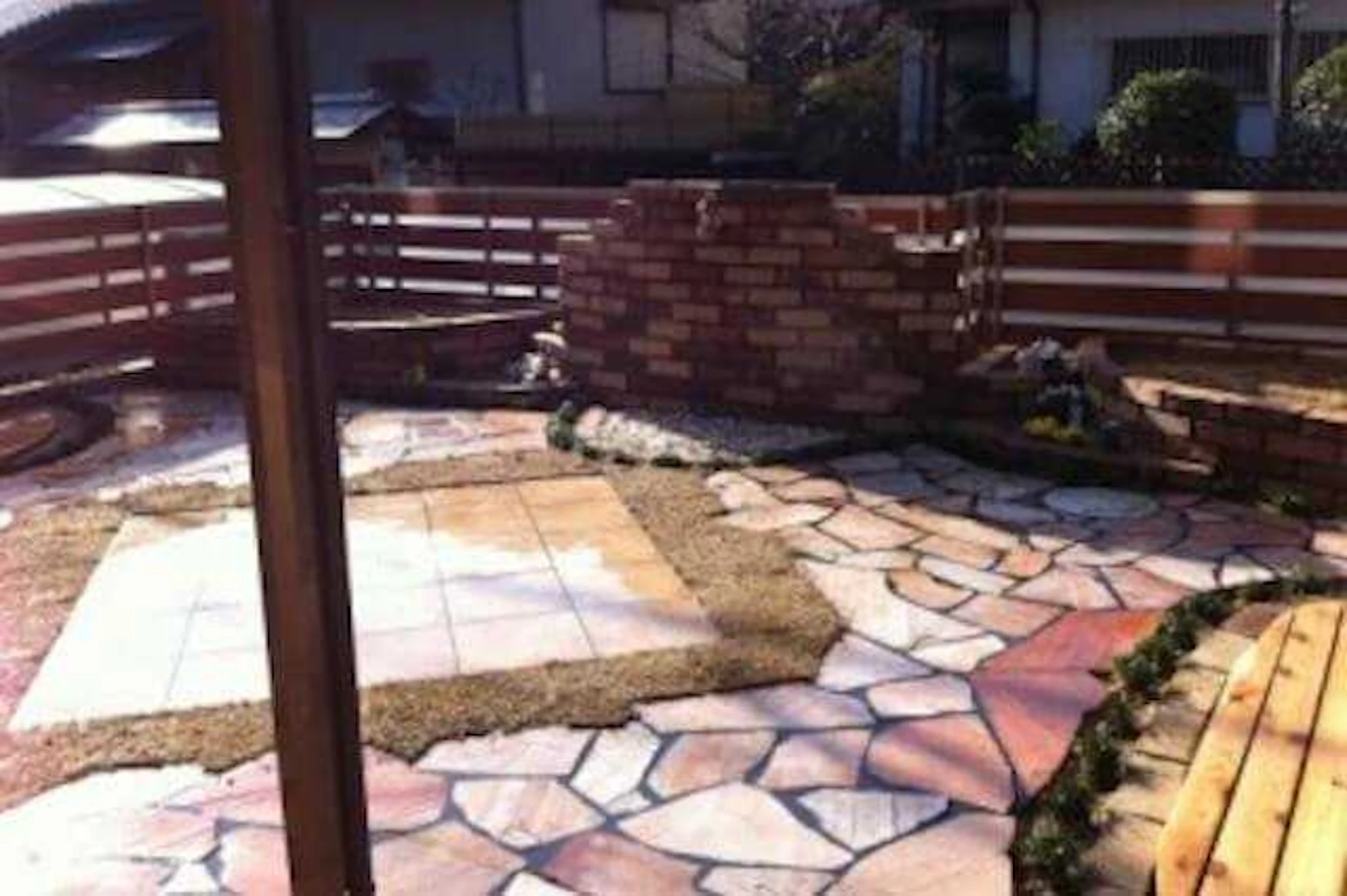 子供や犬が遊べる庭づくりのコツと注意点！ウッドデッキ・砂場などの実例やリフォーム費用も公開