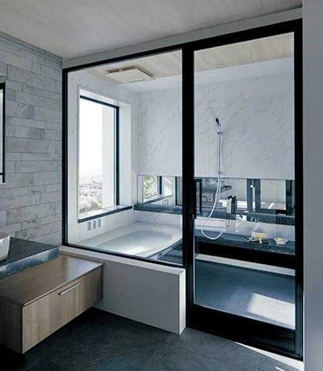 「Lクラス バスルーム」は、大きな窓とドアで、外からの光をたっぷりと取り込みます。