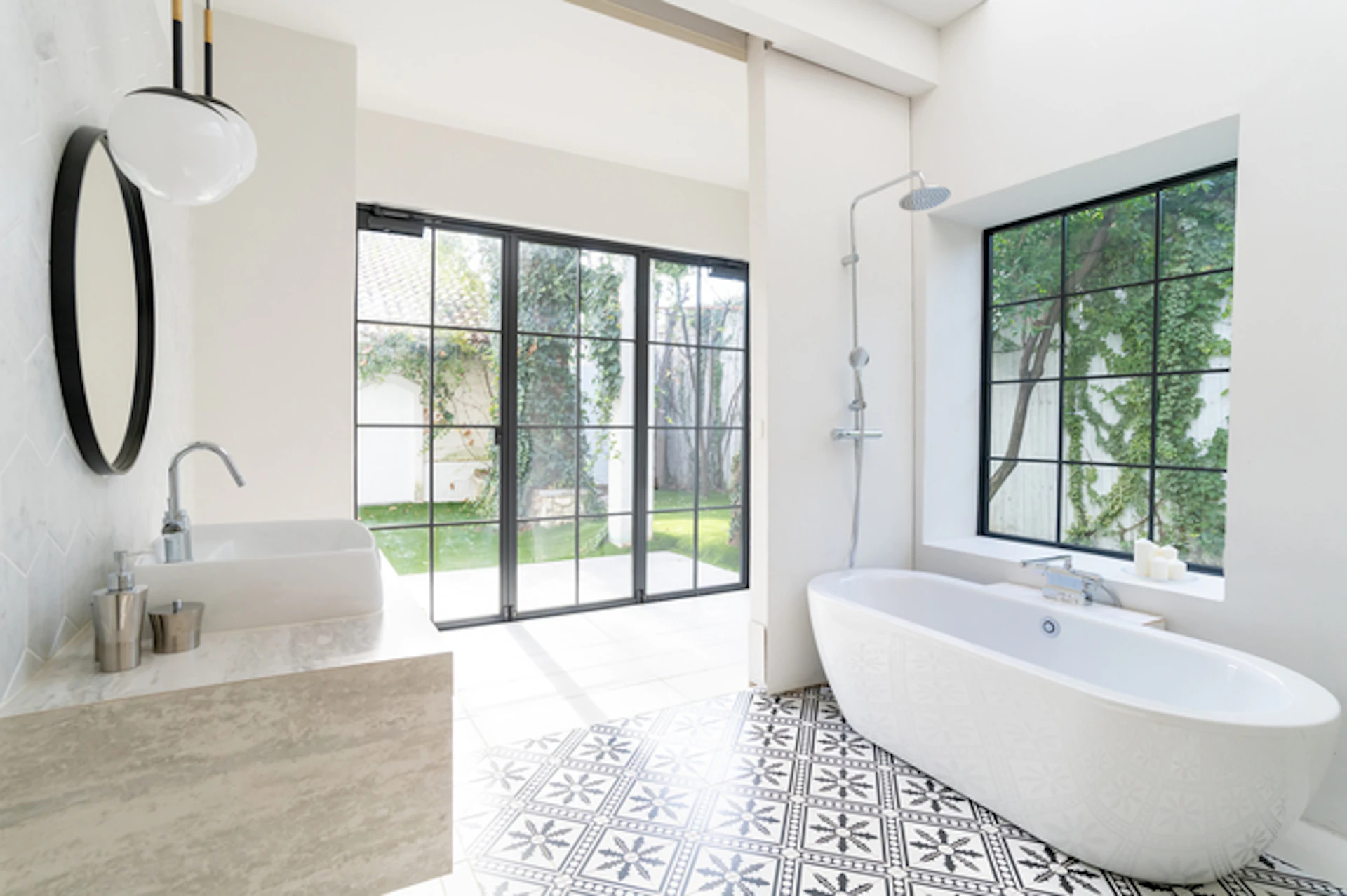 サムネイル:憧れのホテルライクなバスルームを作るには?ポイントや事例10選を紹介