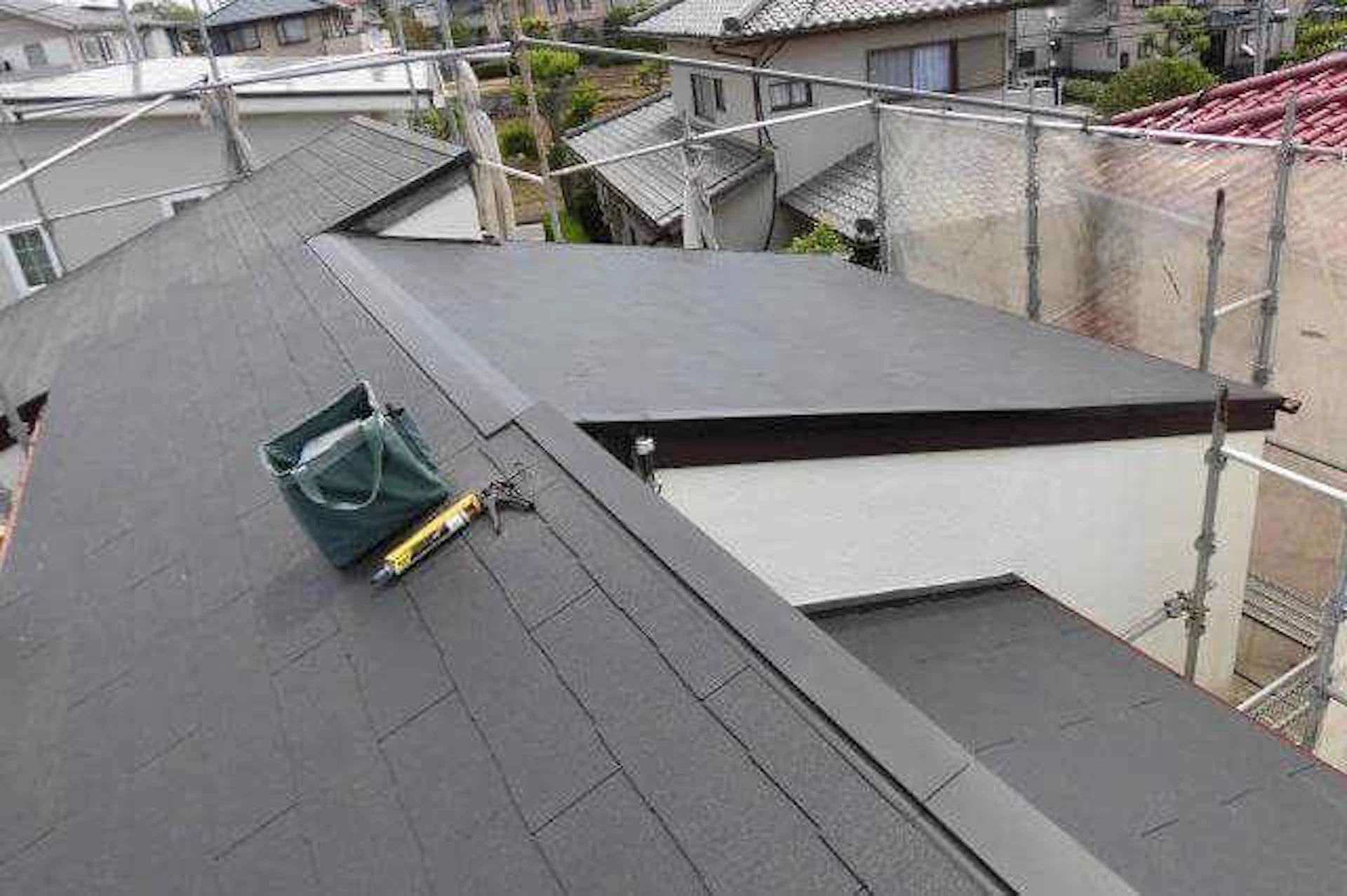 劣化したカラーベストの雨漏り検査・補修＆葺き替え工事