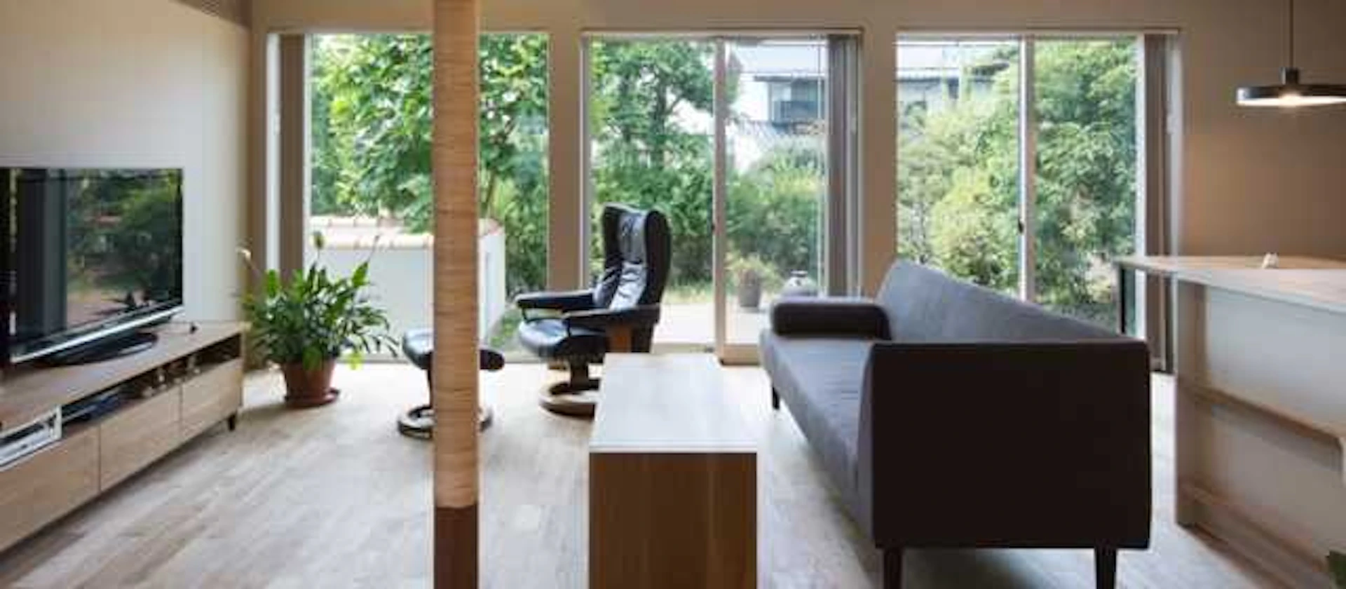 大きな窓が開放的な家