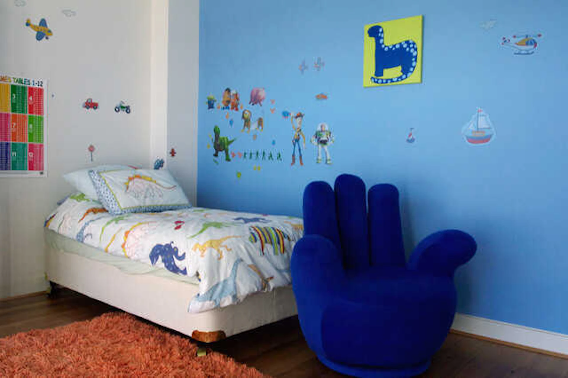 部屋の一部にカラフルな物をチョイス