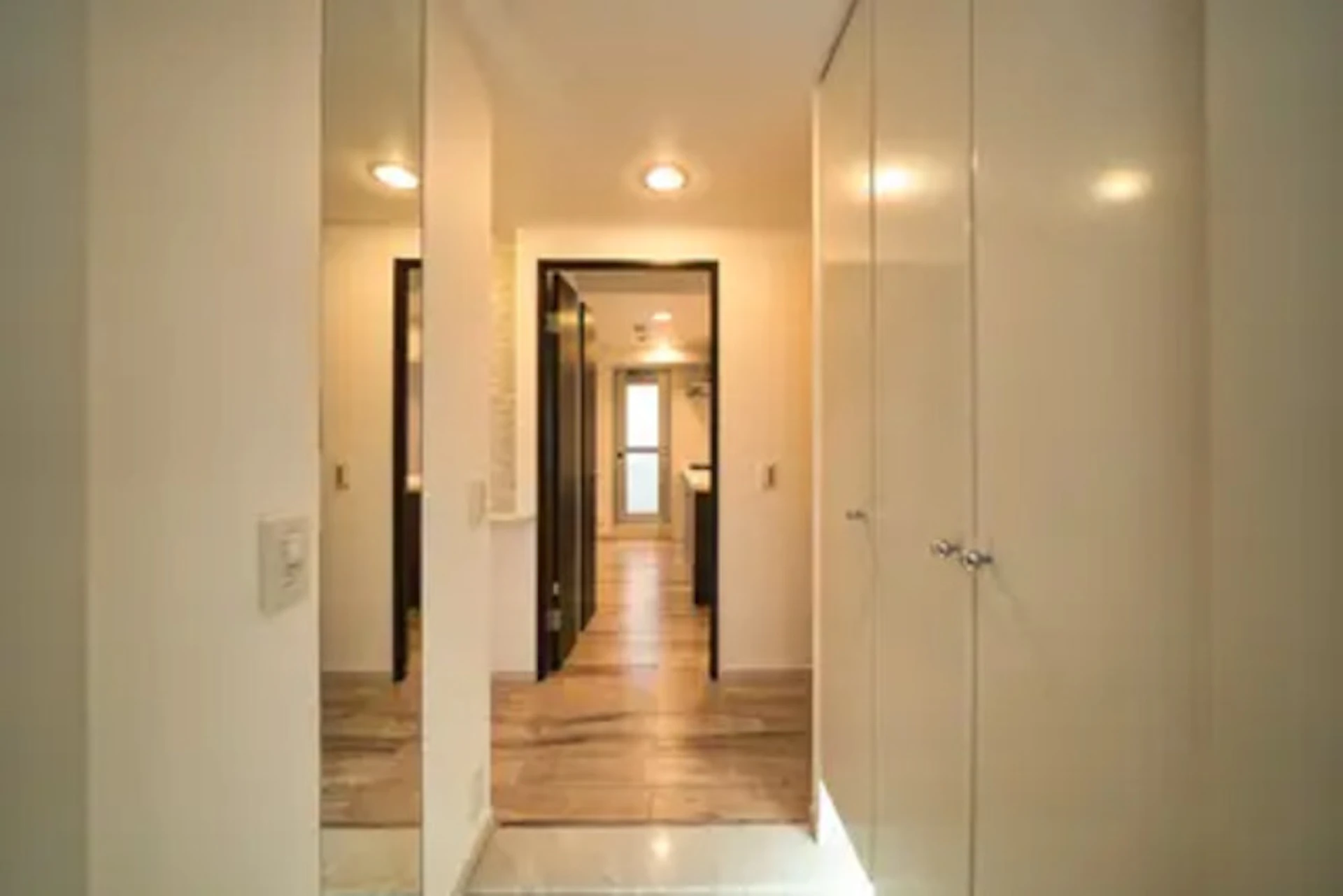 事例8:ホテルライクな高級感のある玄関