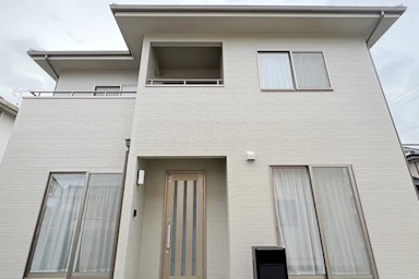 都会的な色の外装に