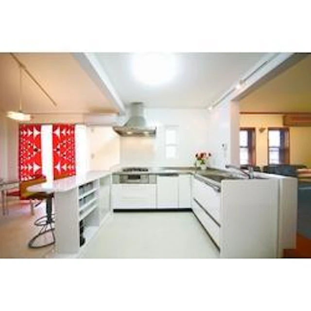 【事例3】 リビングダイニングに挟まれたコの字型キッチン