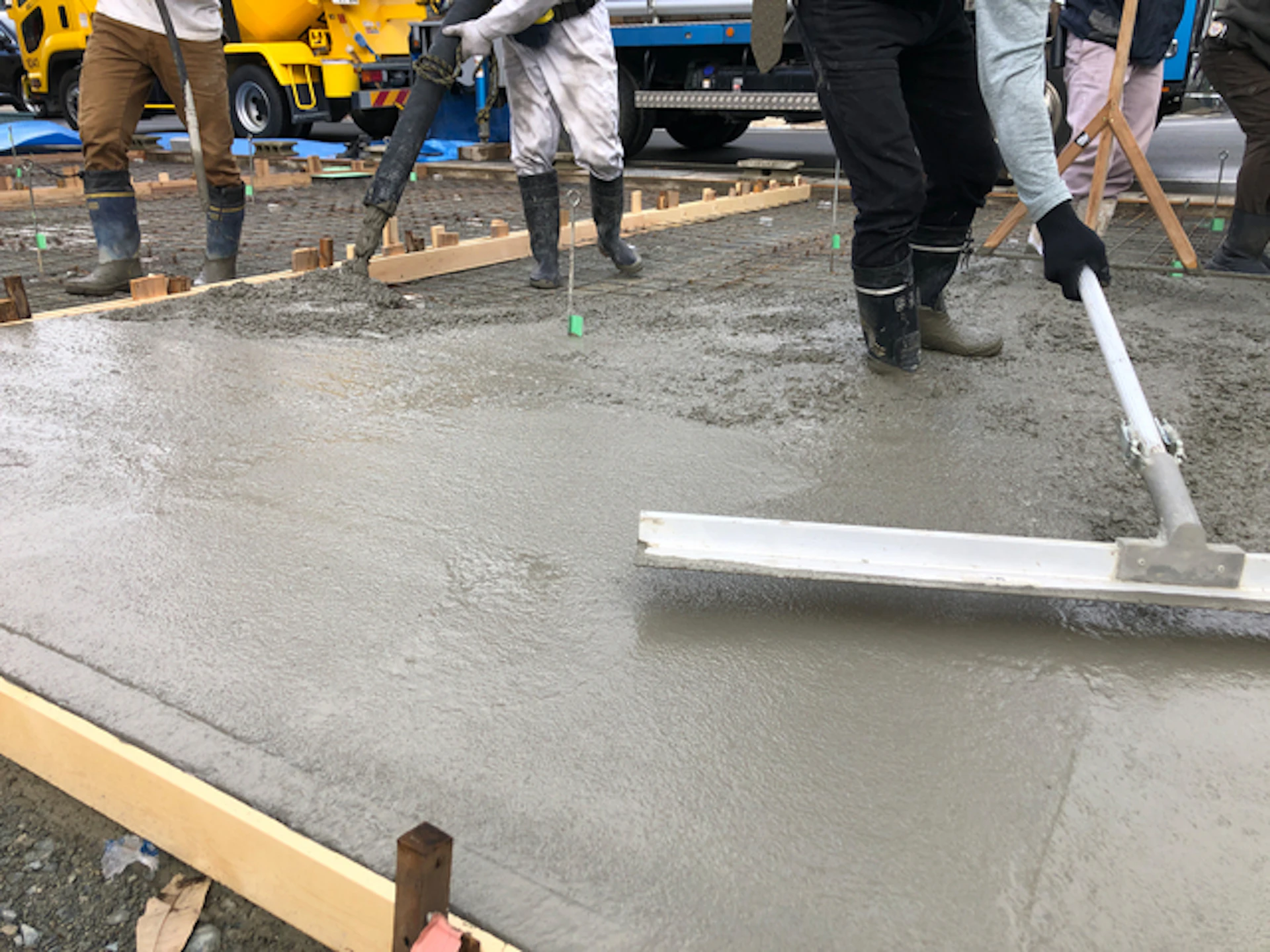 スタンプコンクリートの施工方法は?6つの手順をご紹介