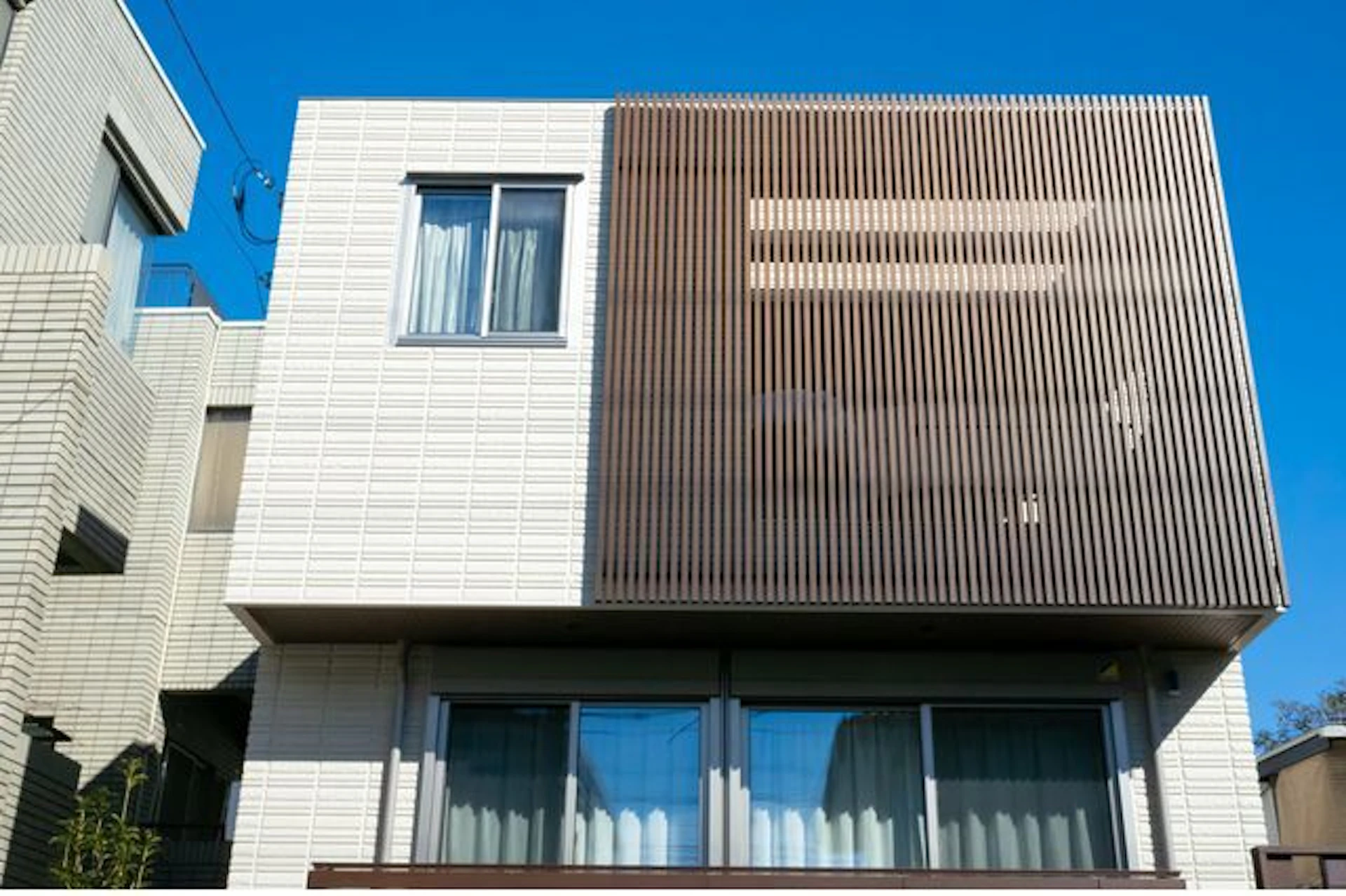 ALC外壁パネルをつかったバイカラーのモダン住宅の外観