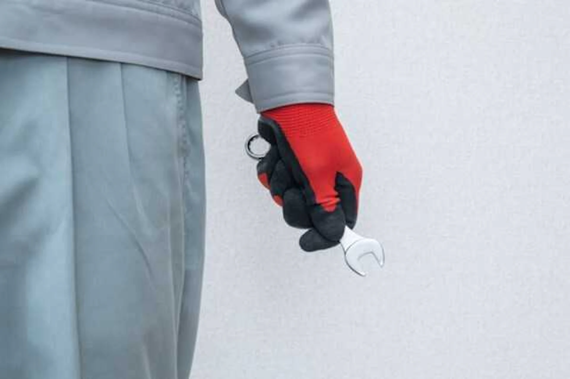 工具を持つ解体業者