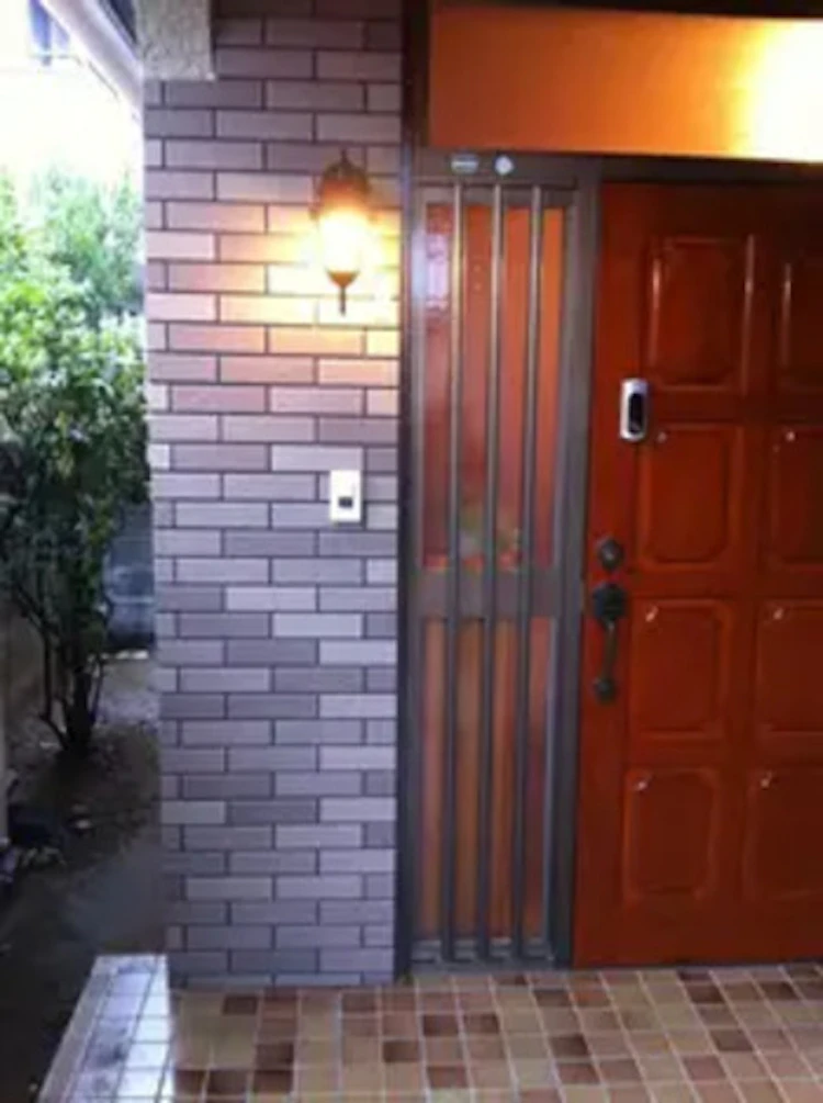 事例1 外壁タイルの部分リフォームで高級感のある玄関へ