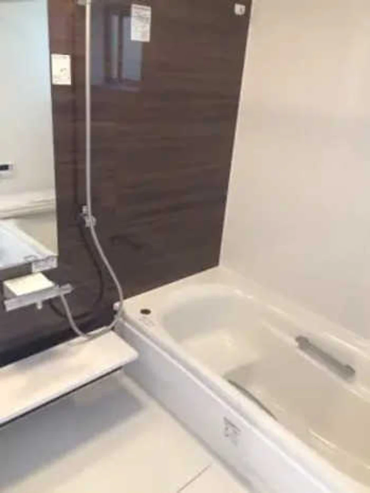 ワイドミラーやガラス扉を用いて、非常に高級感のある浴室