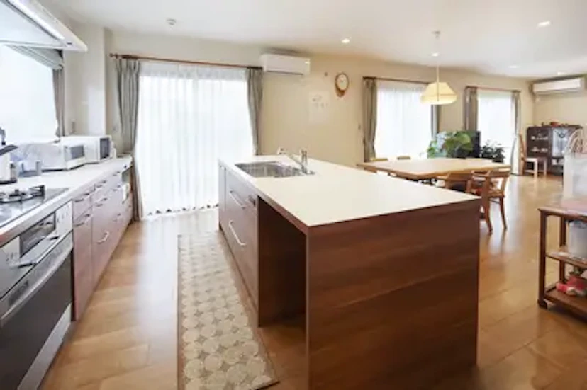 事例1:ベージュを基調にしたナチュラルな木目のキッチン