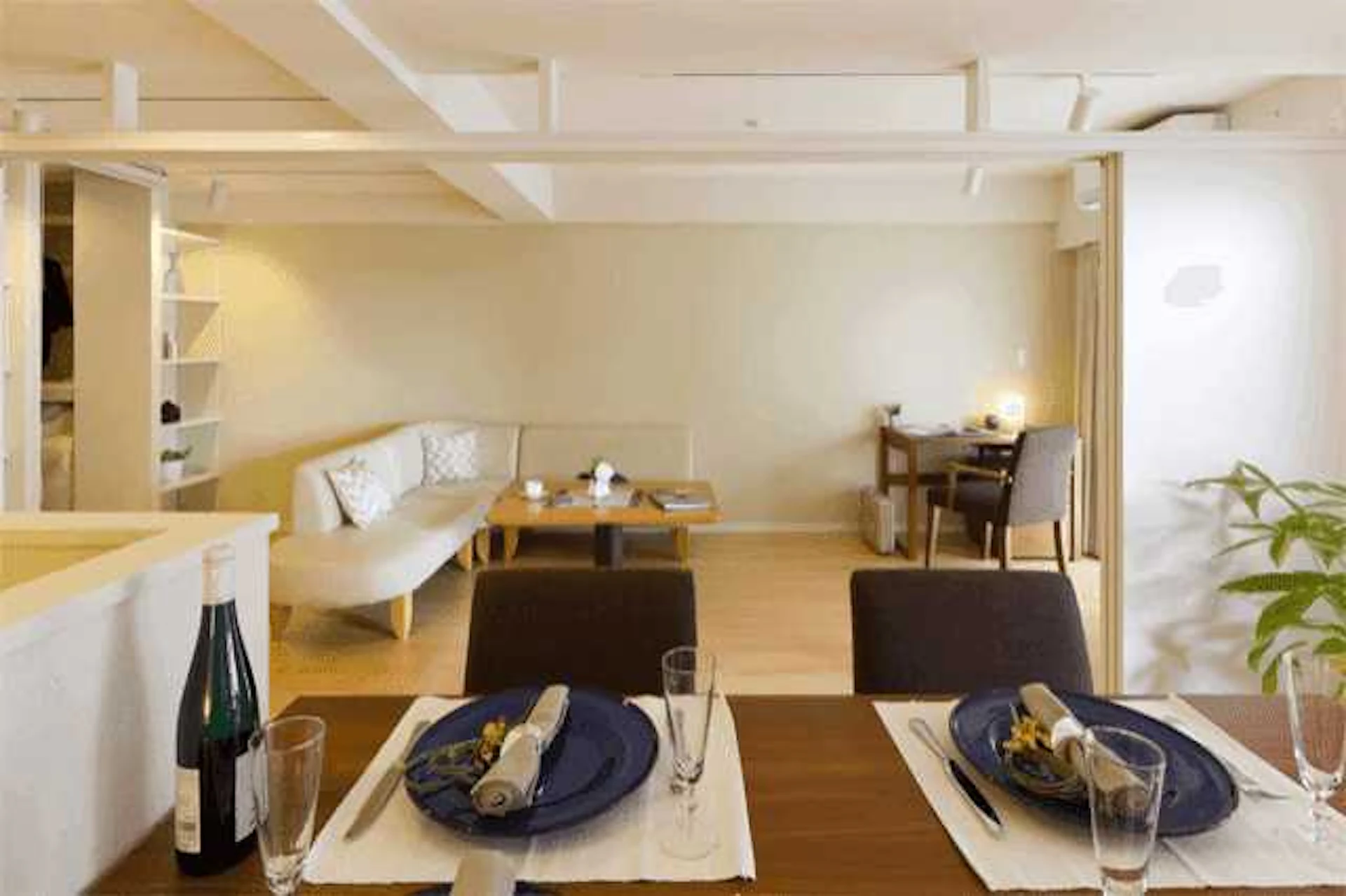 リビングの壁紙の選び方とは？リフォーム価格・おすすめコーディネート例7選＋α