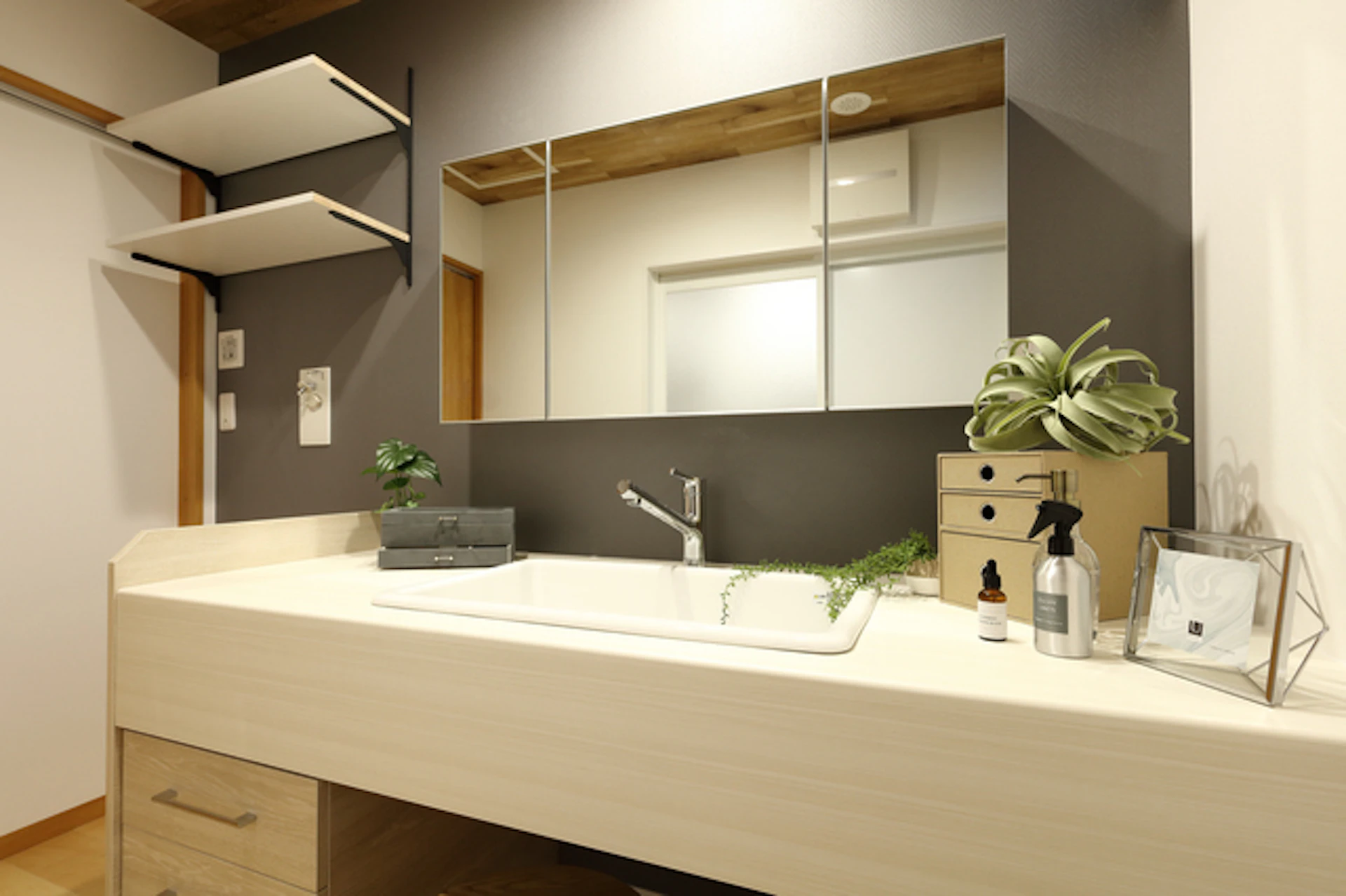 グレーと白を基調としたナチュラルテイストの大きな洗面台