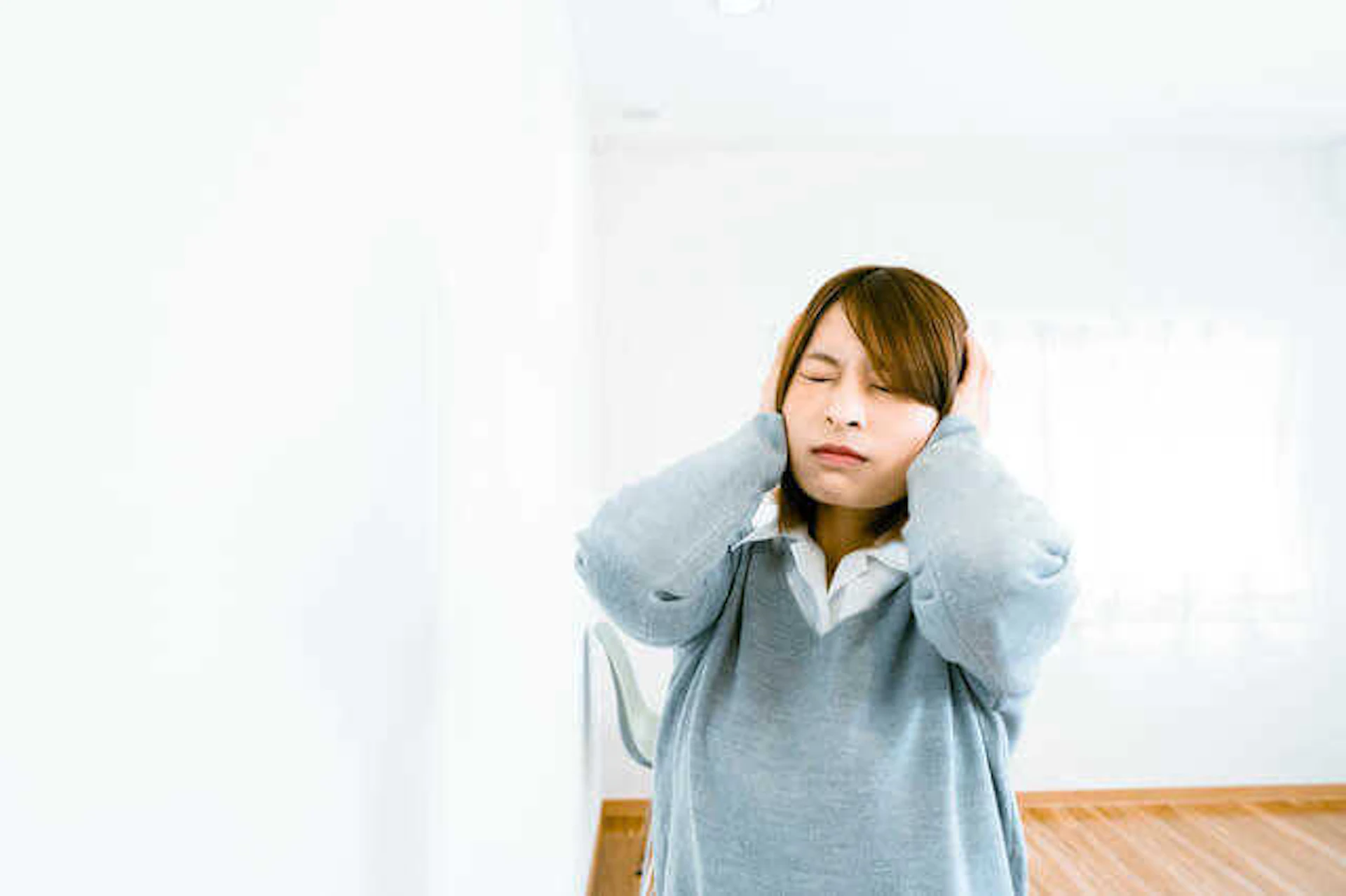騒音に悩む女性
