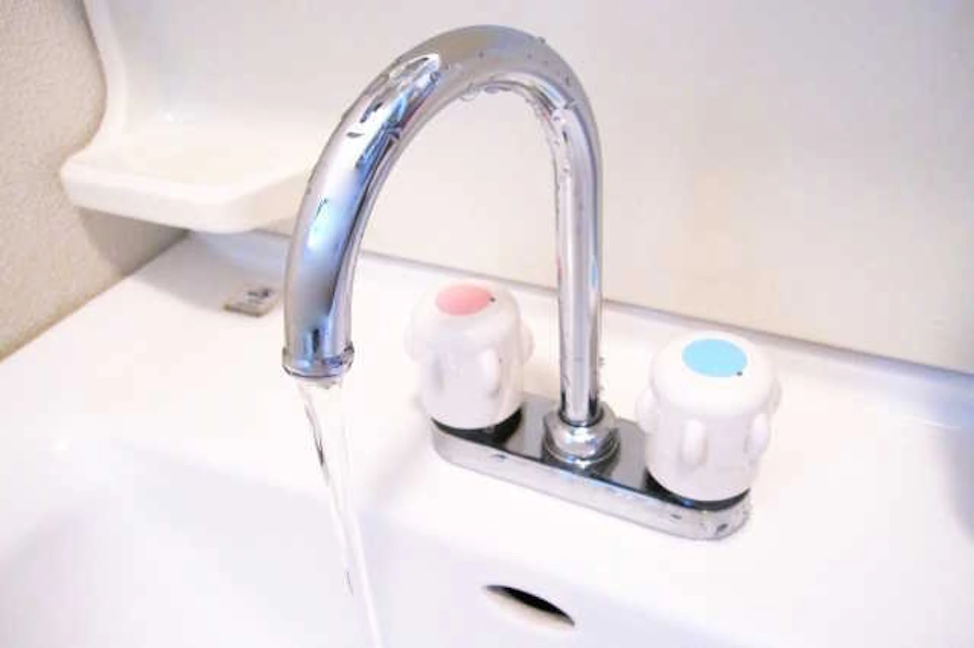 給湯器が凍結する3つの原因と対処法|凍結防止対策や修理費用も解説