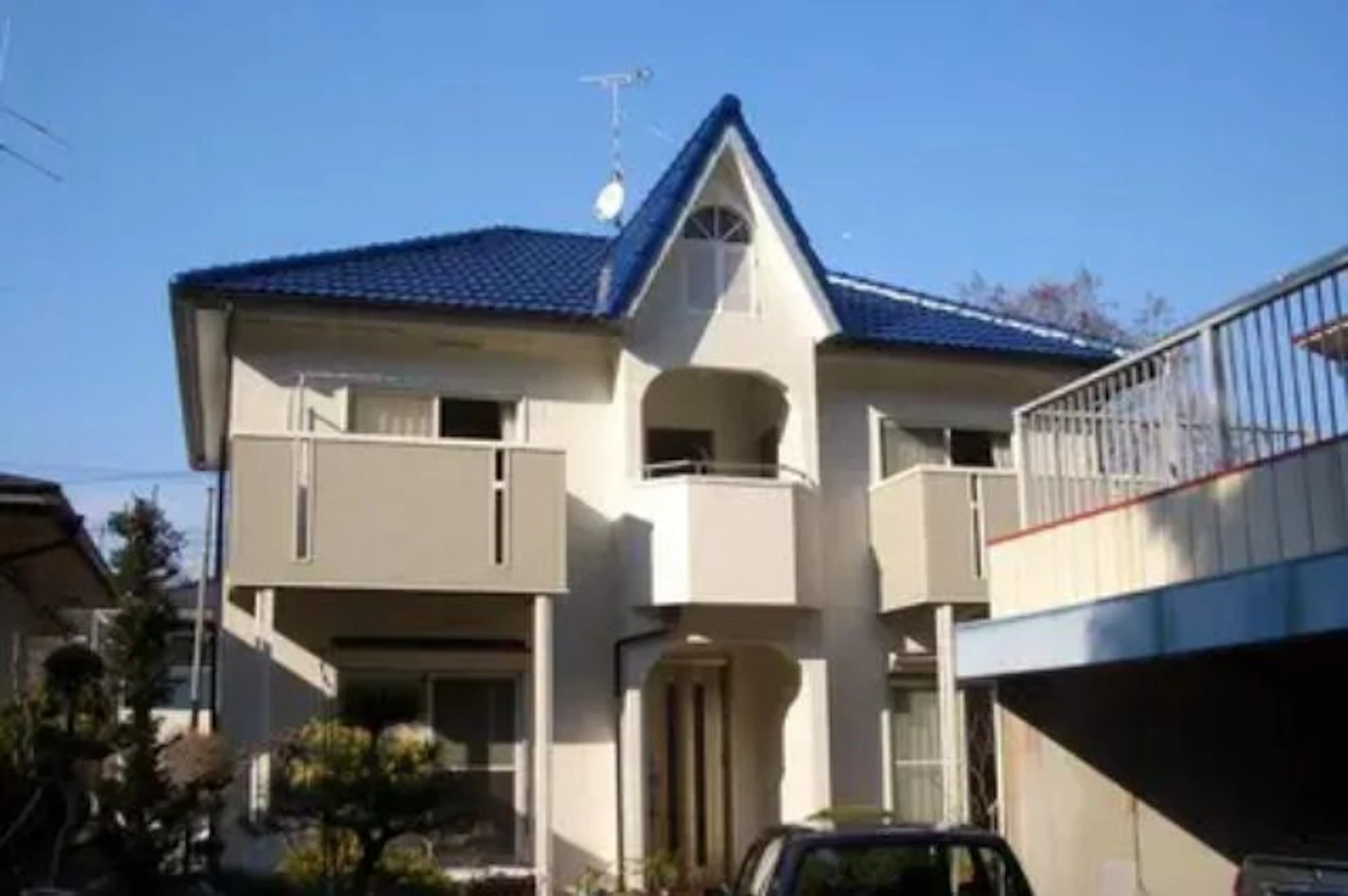 事例2：亀裂が目立つ外壁を張り替え新築のような仕上がりに