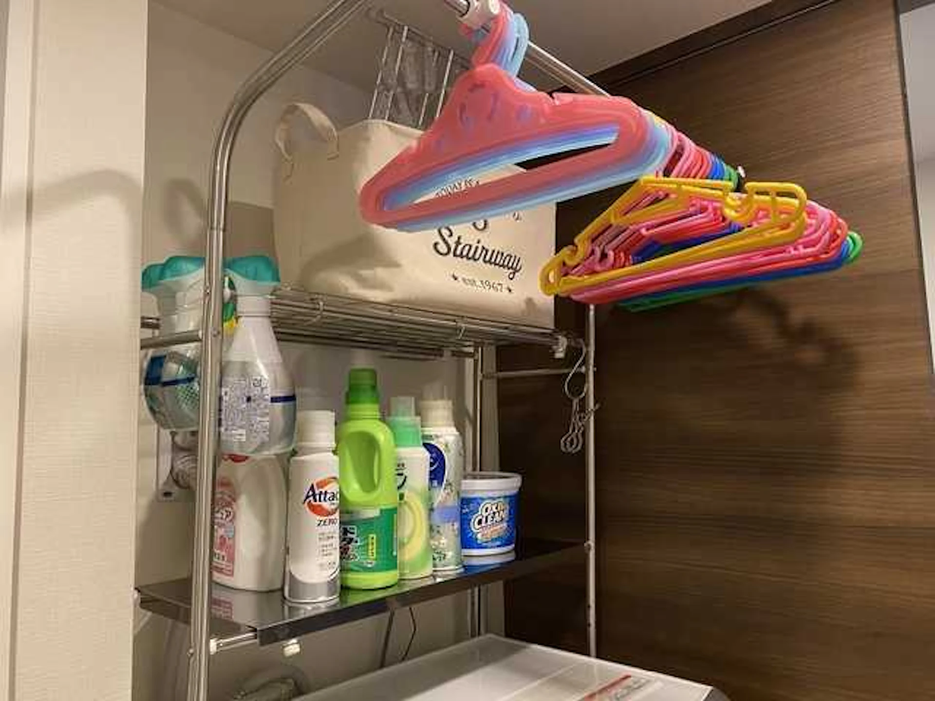 毎日使うモノは出しっぱなしで「見せる収納」にするのも◎