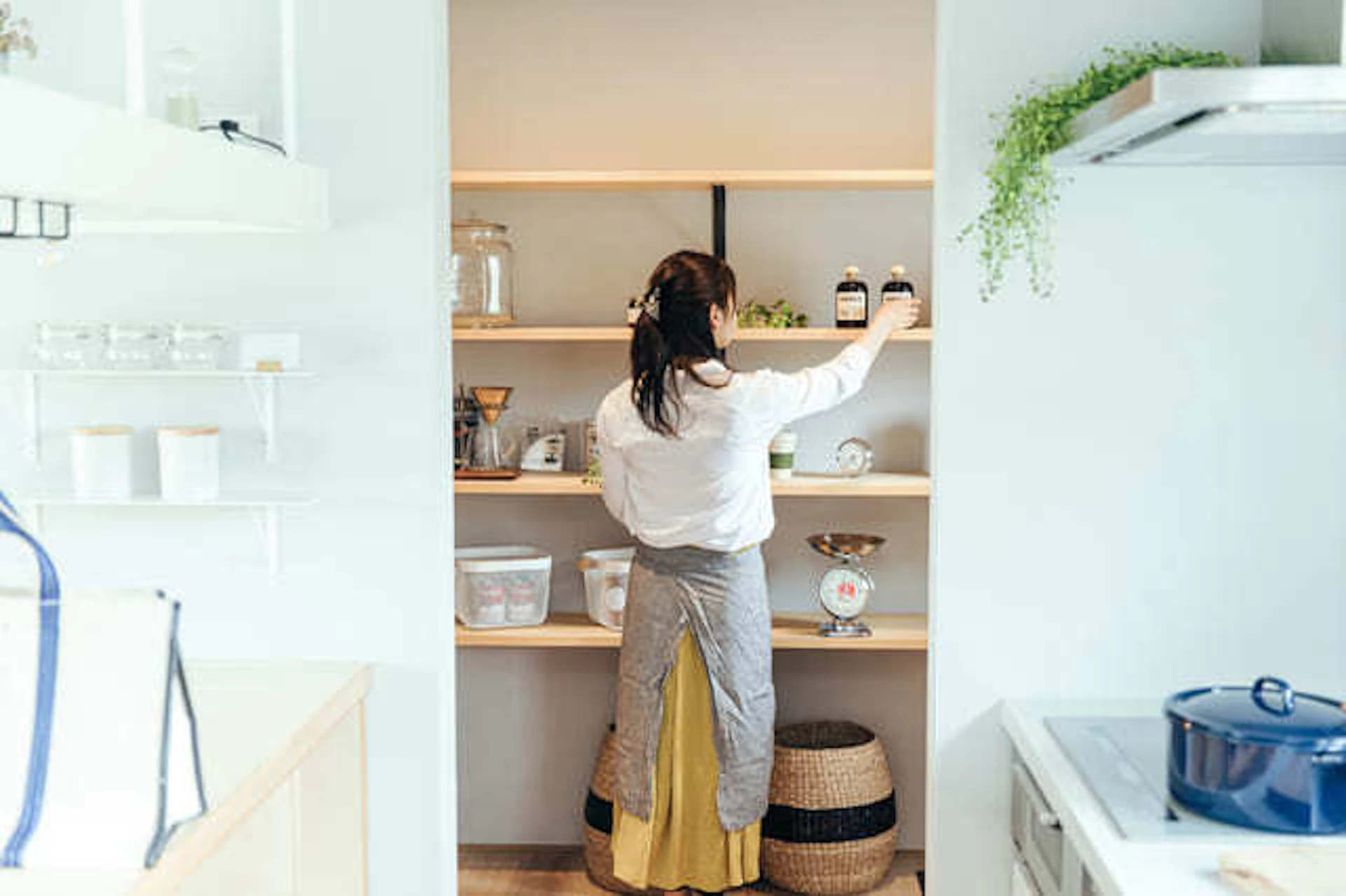 キッチンで片付けをする女性の写真