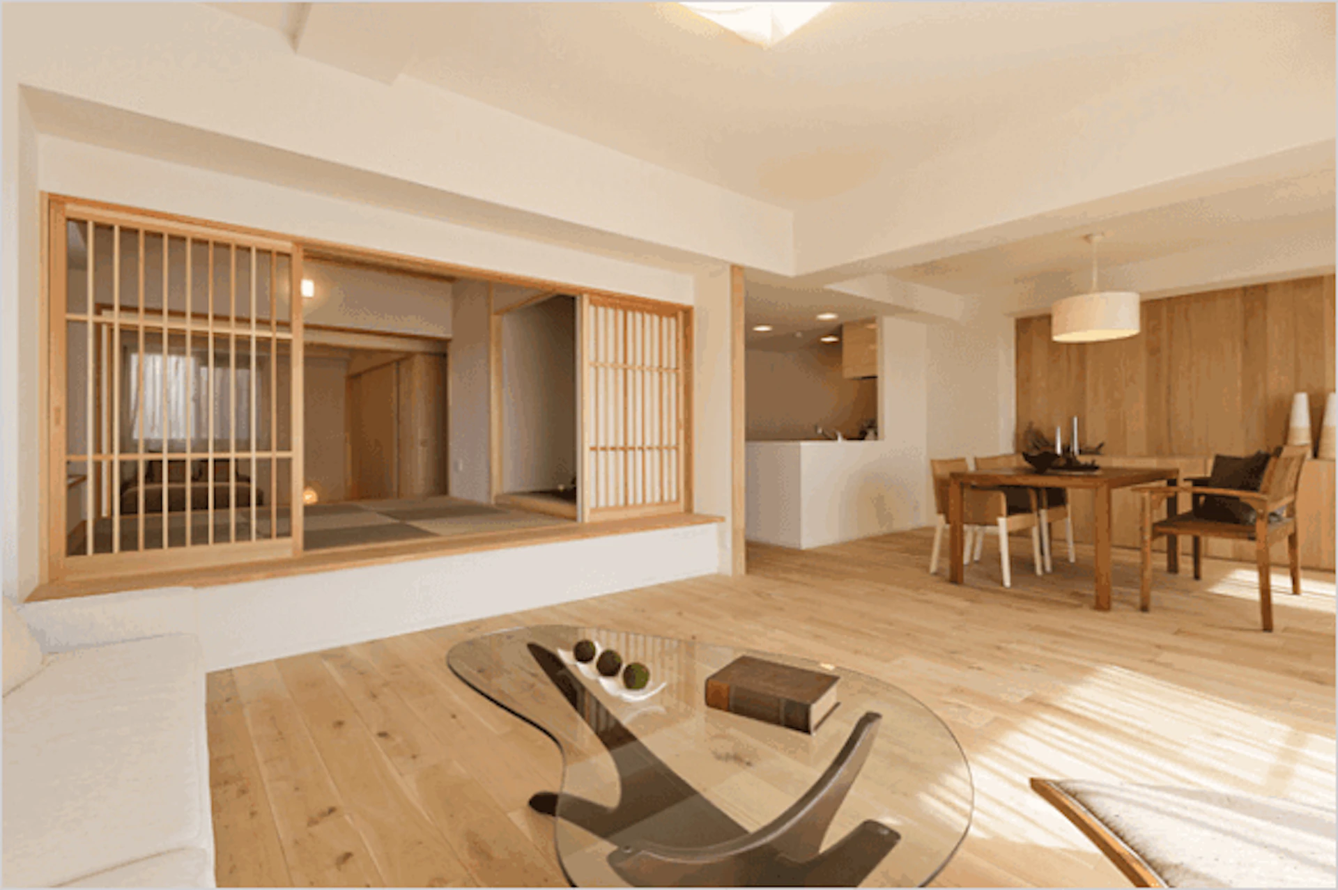 間取りを変更し、LDKや寝室に無垢材を採用