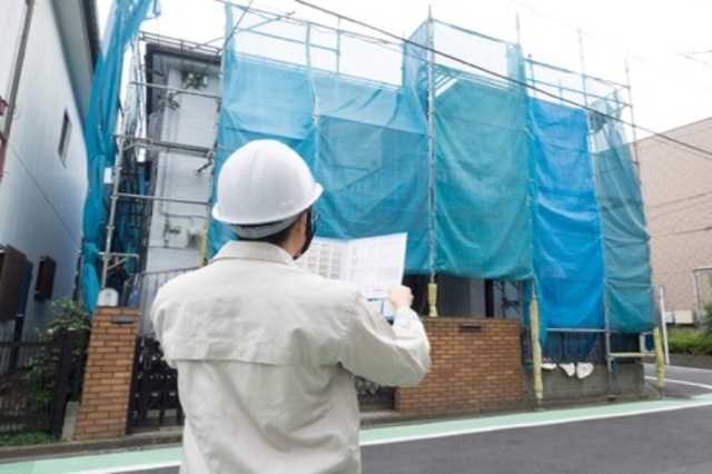 工事現場で図面を確認している男性作業員