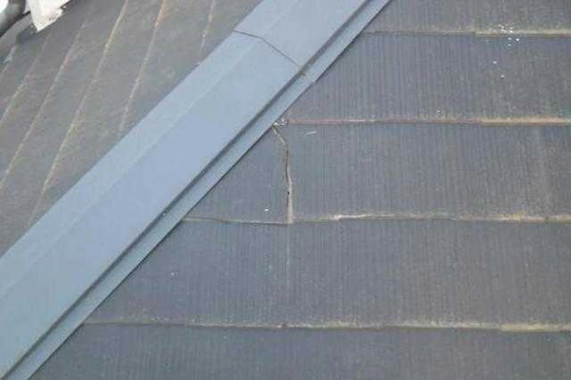 ②反り・割れ・ヒビ・欠け・剥がれがある