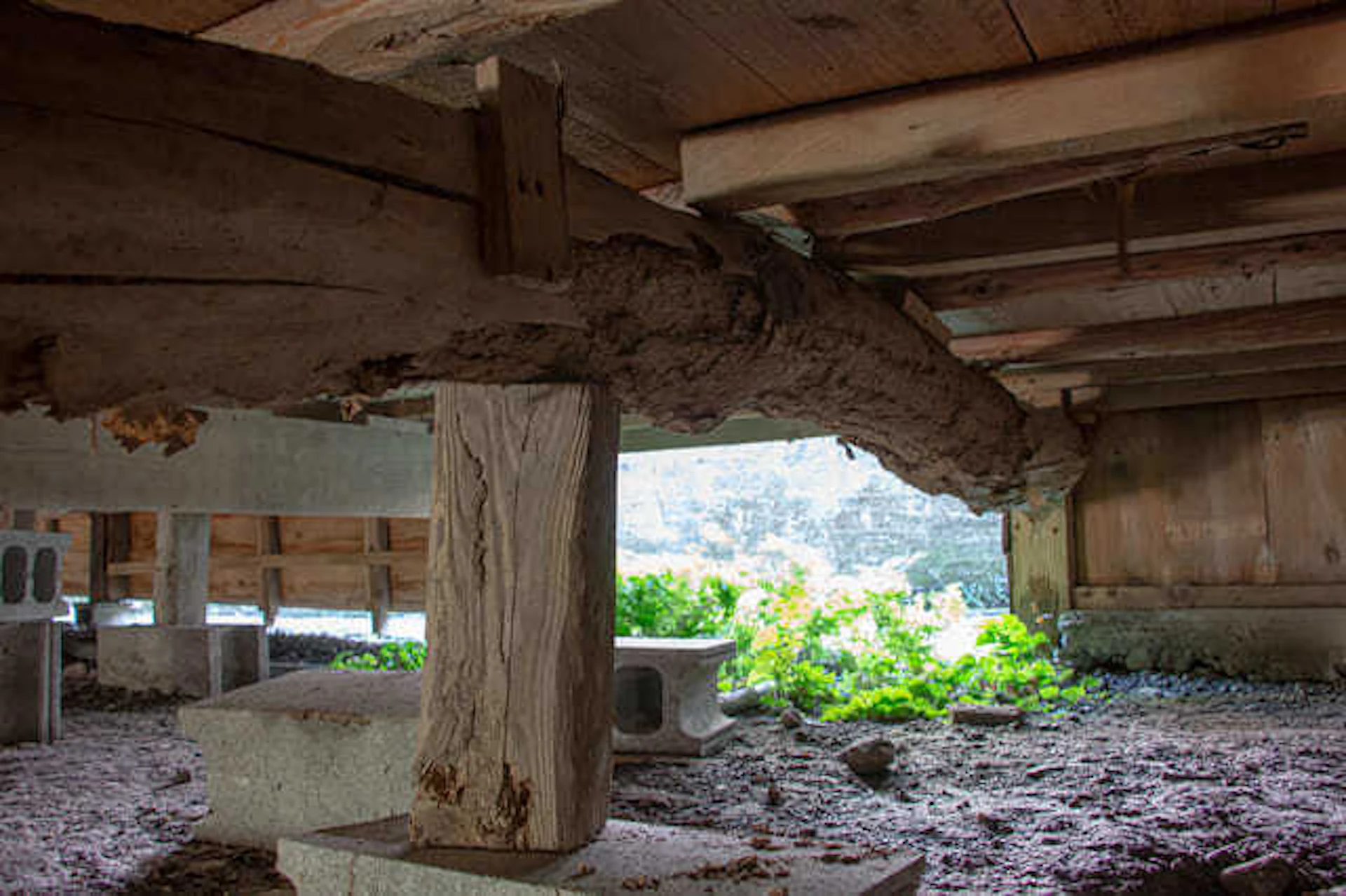 基礎が傷んだ住宅