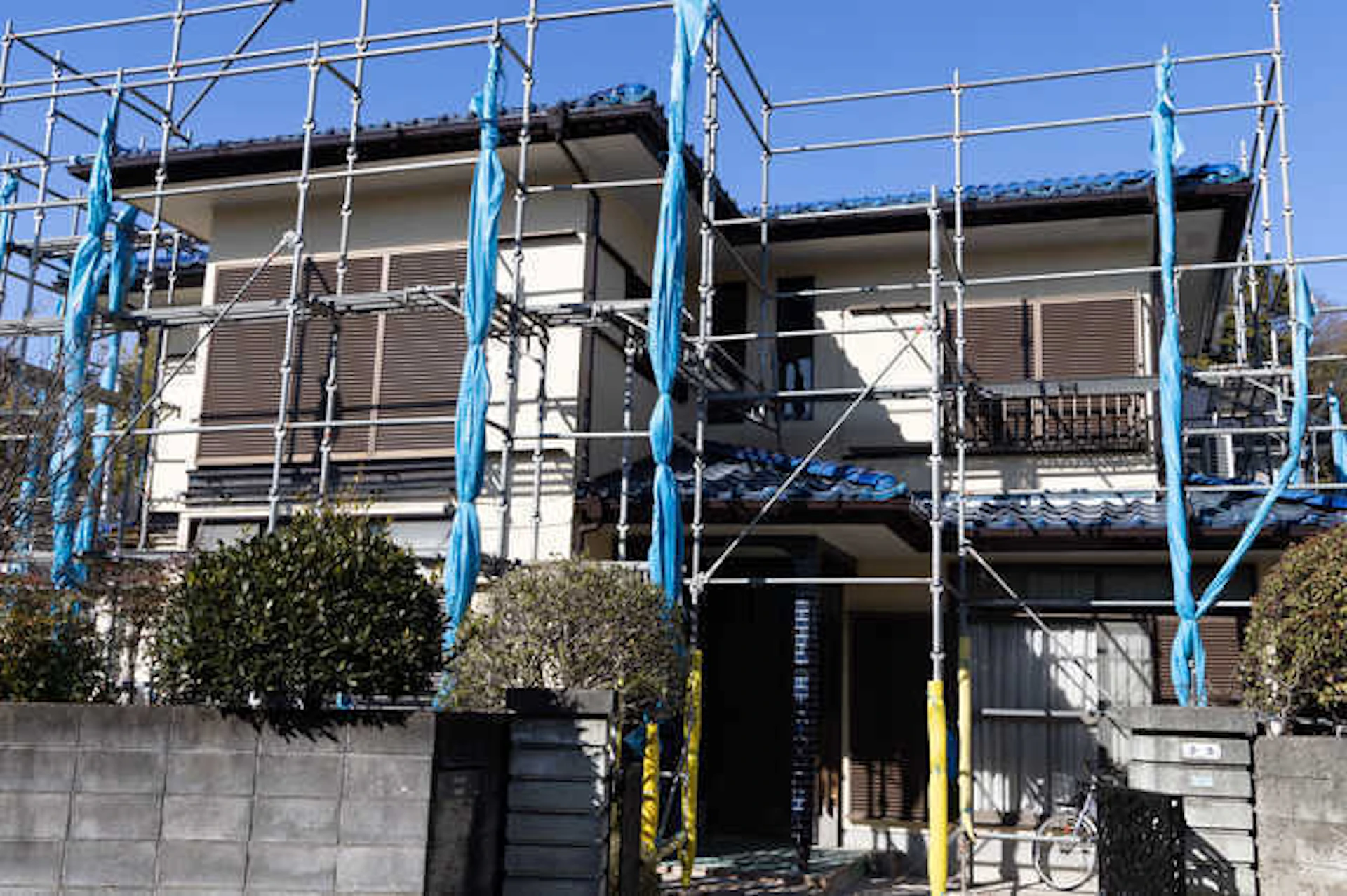 足場を設置して外装工事