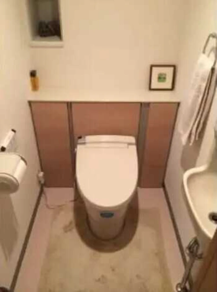 シンプルな木調扉で「ほっ」と落ち着くトイレ