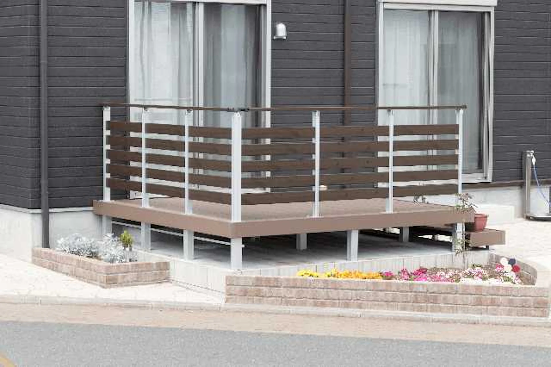 子供や犬が遊べる庭づくりのコツと注意点!ウッドデッキ・砂場などの実例やリフォーム費用も公開