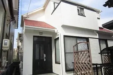 赤い屋根と合わせて可愛いイメージ