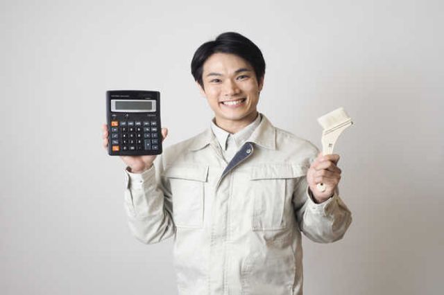塗装の見積もりを出す業者の男性