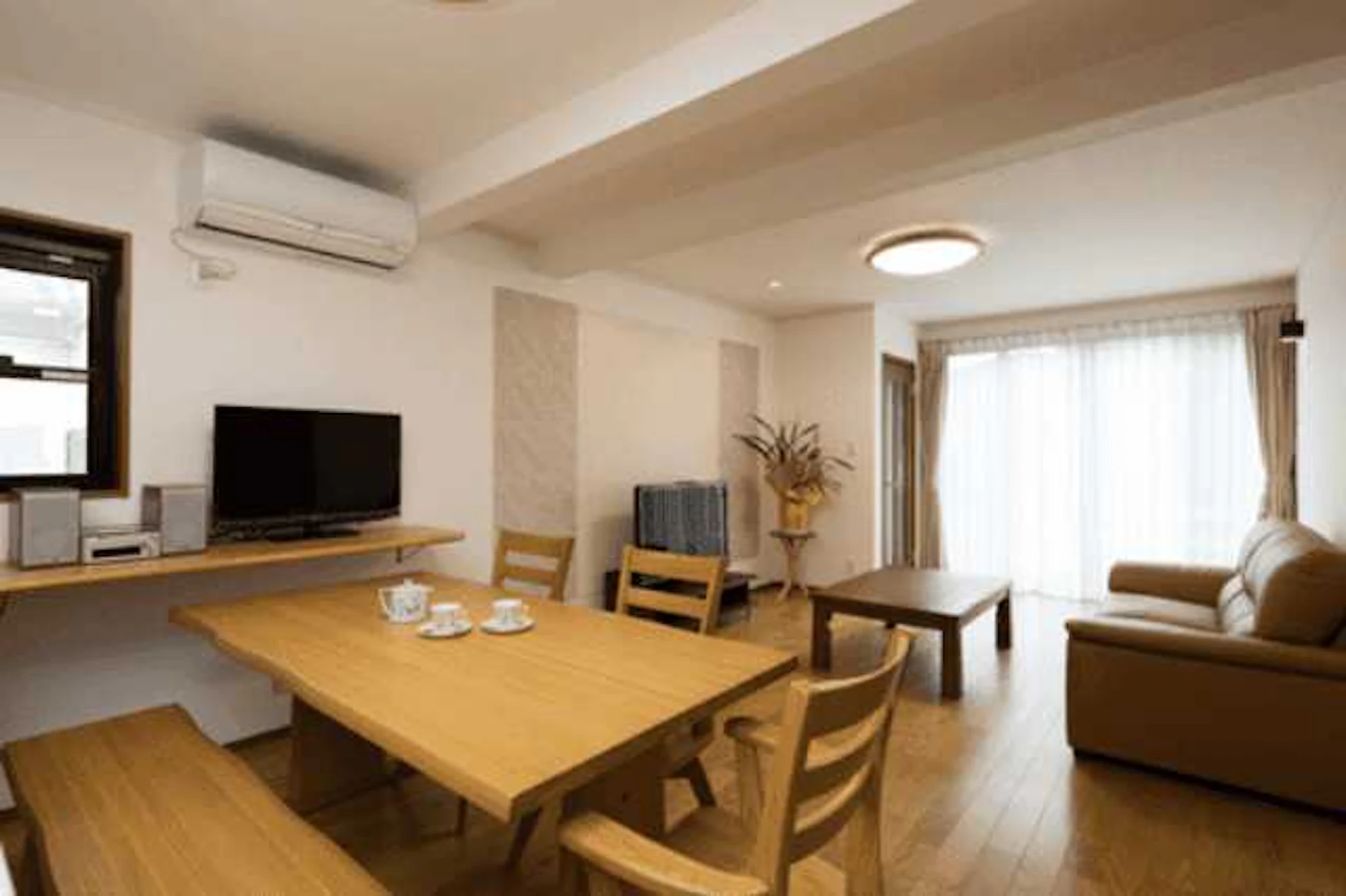 リビングの壁紙の選び方とは？リフォーム価格・おすすめコーディネート例7選＋α