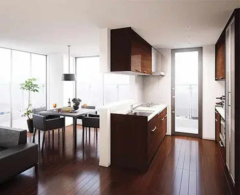 事例2:大きな窓で明るく開放的なリビングにリフォーム