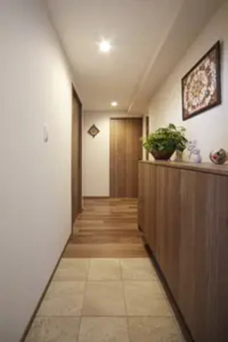 事例6:木目調のデザインで落ち着いた印象の玄関