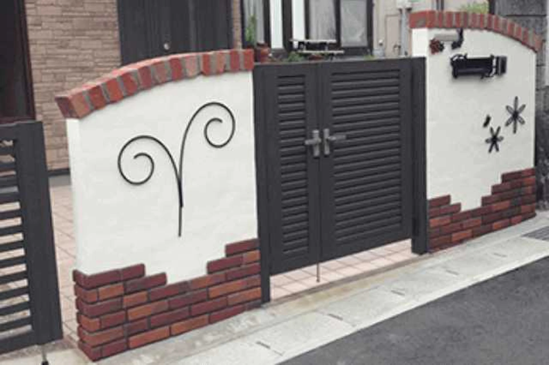 犬の玄関からの飛び出し事故は、門扉で防止